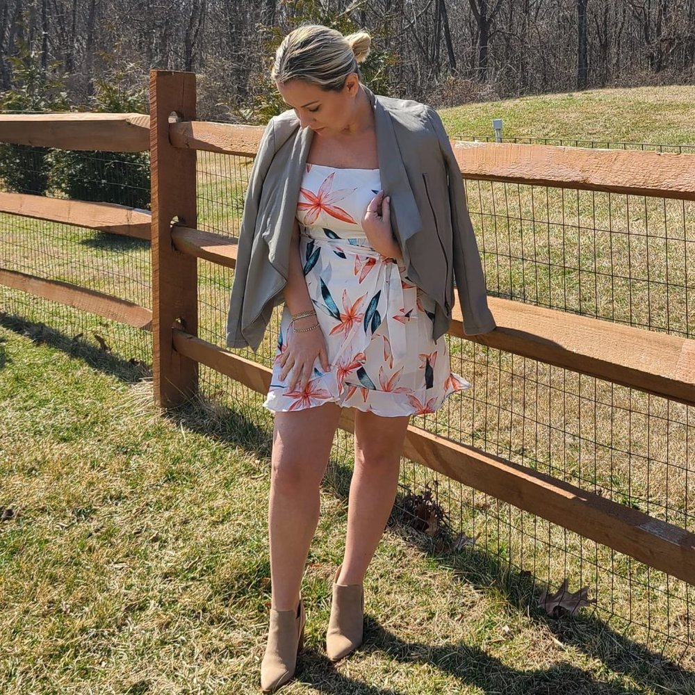 BRAND NEW WHITE DRESS WITH FLORAL DESIGN AND TIE - Picture 2 of 11